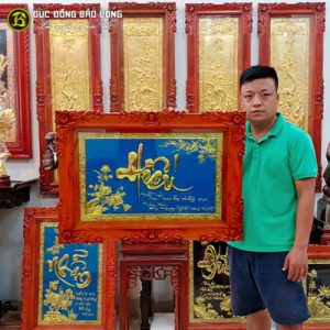tranh dong chu hieu thu phap khung go huong da duc hoa hong 86 61cm v